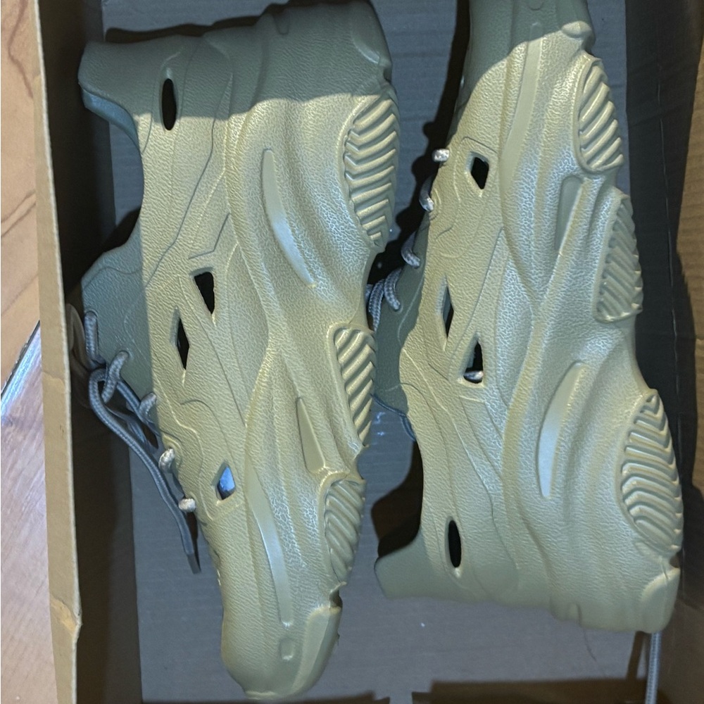 New In Box Women’s Cape Robbin Elin Sneaker Tan Size 6